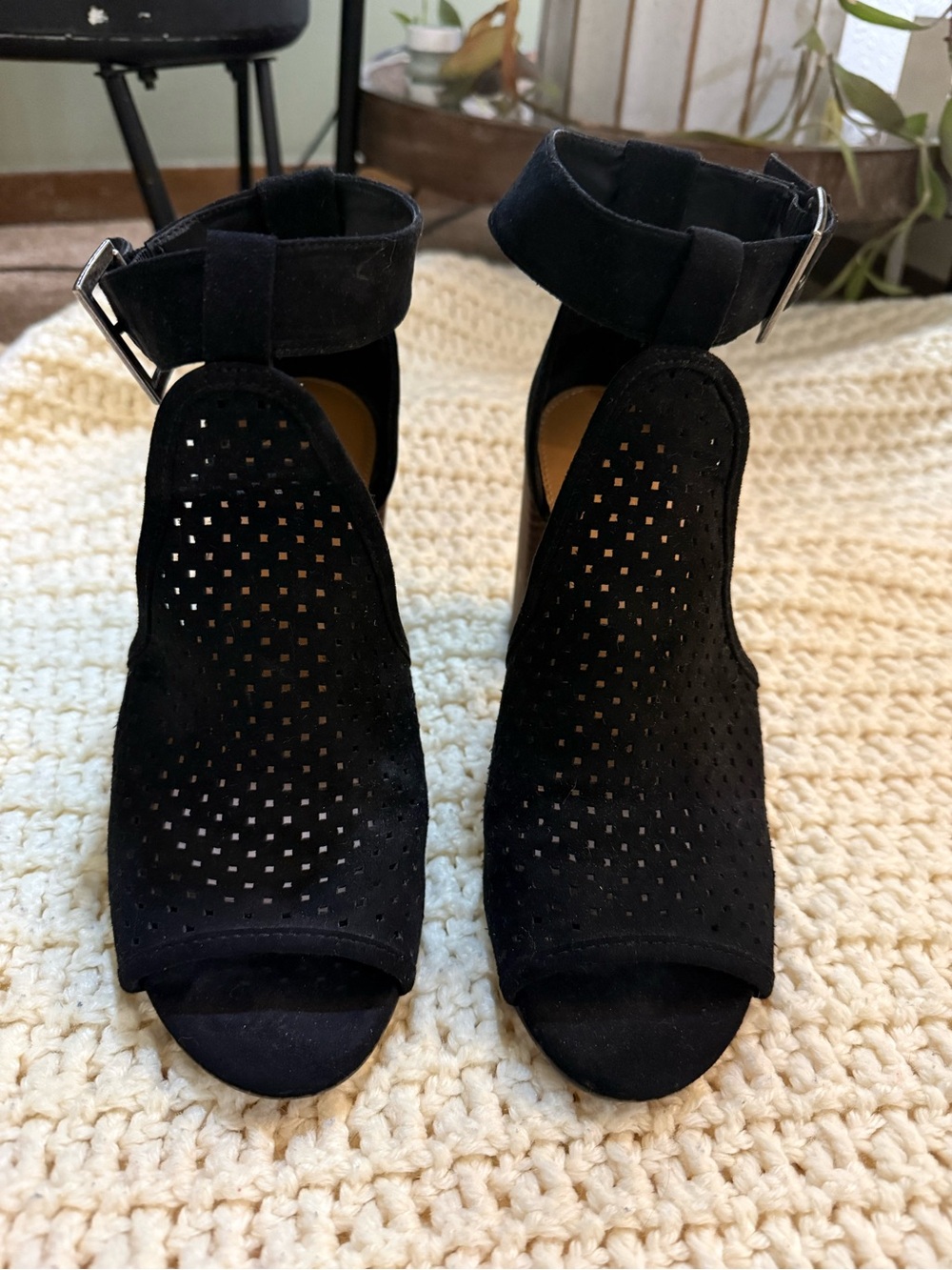 Open toe block hill shoes